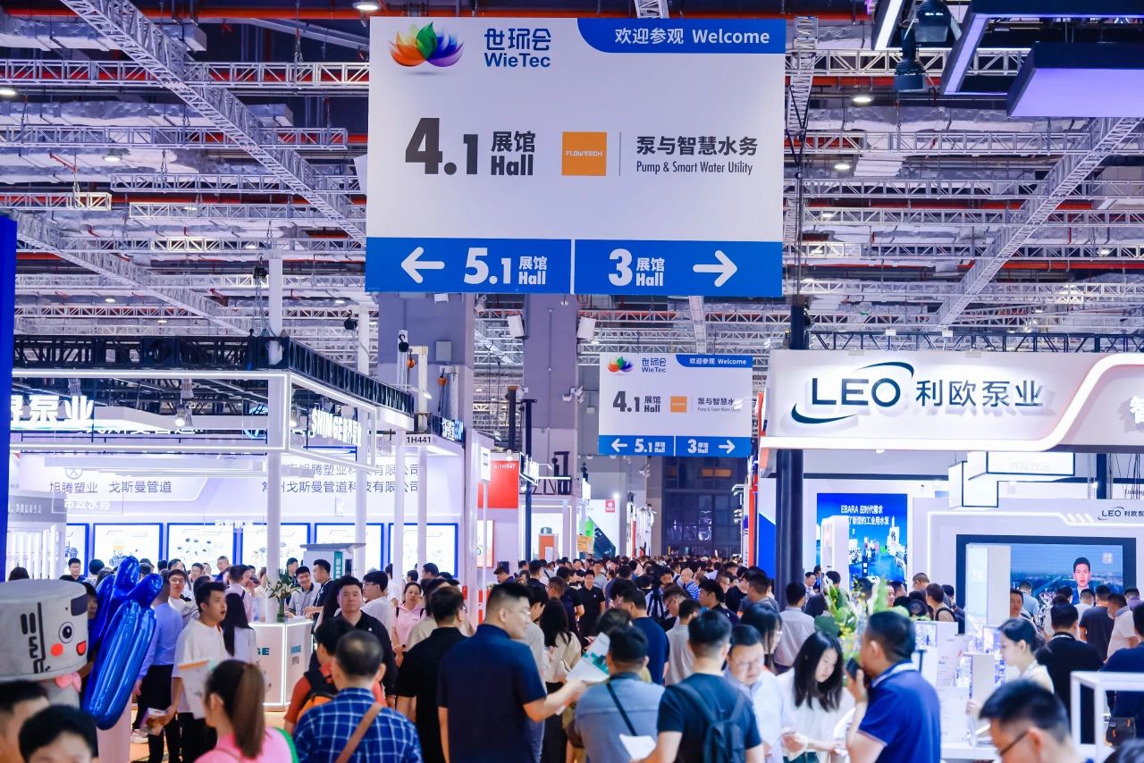 Crowds of attendees explore exhibits at the 2024 Shanghai Pump and Valve Expo.