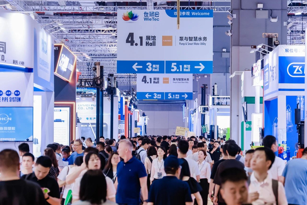 Crowds of attendees explore exhibits at the 2024 Shanghai Pump and Valve Expo.