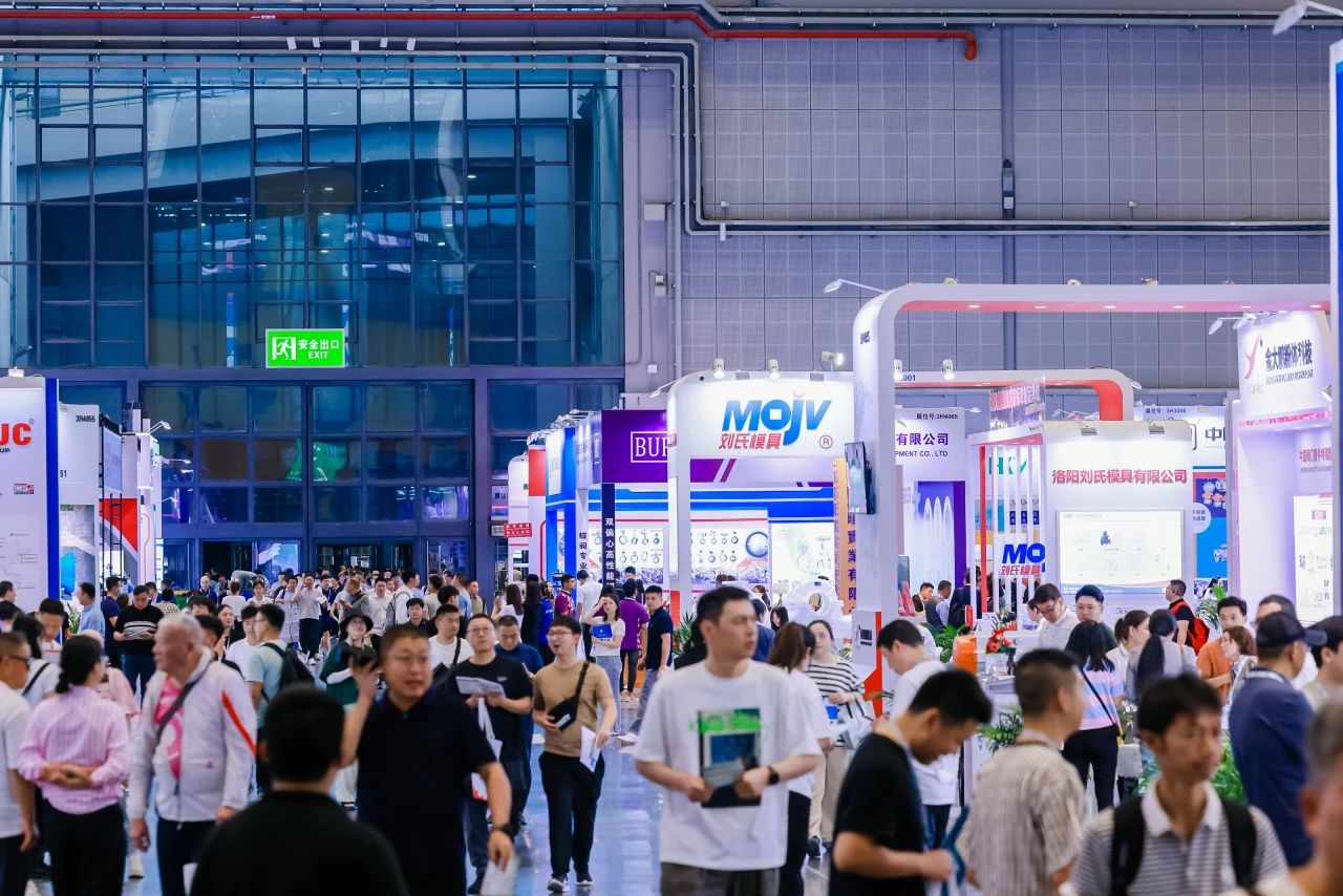 Crowds of attendees explore exhibits at the 2024 Shanghai Pump and Valve Expo.