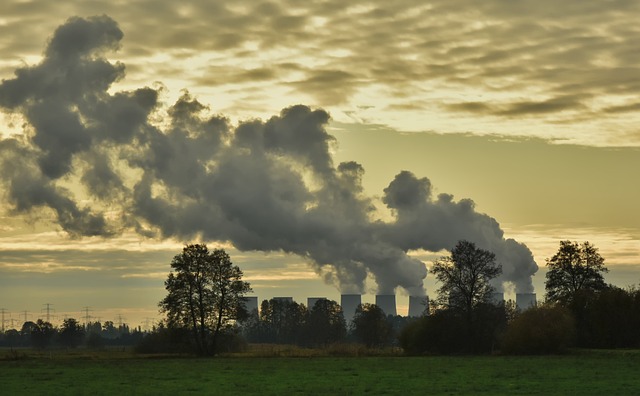 Factory emitting pollution into the air, illustrating the need for advanced CO2 capture technologies.