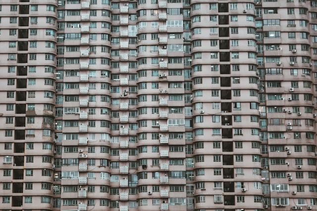 Skyscrapers in a bustling urban area, representing China’s growing energy demand and the potential impact of heat pumps on reducing carbon emissions.